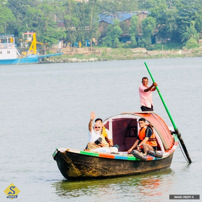 Modi's-boat-trip-in-Bengal-amid-election-atmosphere