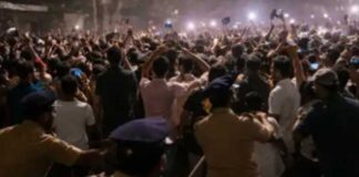 আল্লুর বাড়ির সামনে পুলিশের লাঠিচার্জ