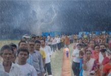 বৃষ্টিমাথায় ভোটদান কলকাতা সহ জেলায়