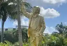ফ্লোরিডায় ট্রাম্পের ২২ ফুটের সোনারমূর্তি