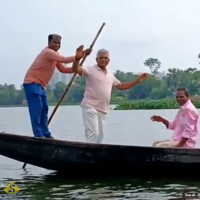 ভেড়িতে নৌকা চালিয়ে মাছ ধরলেন দিলীপ