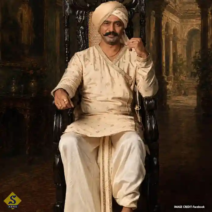 Dev's-mysterious-post-in-royal-attire