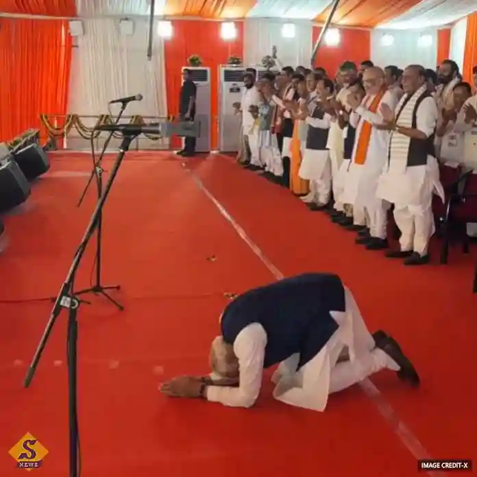 জনতাকে সাষ্টাঙ্গে প্রণাম প্রধানমন্ত্রীর