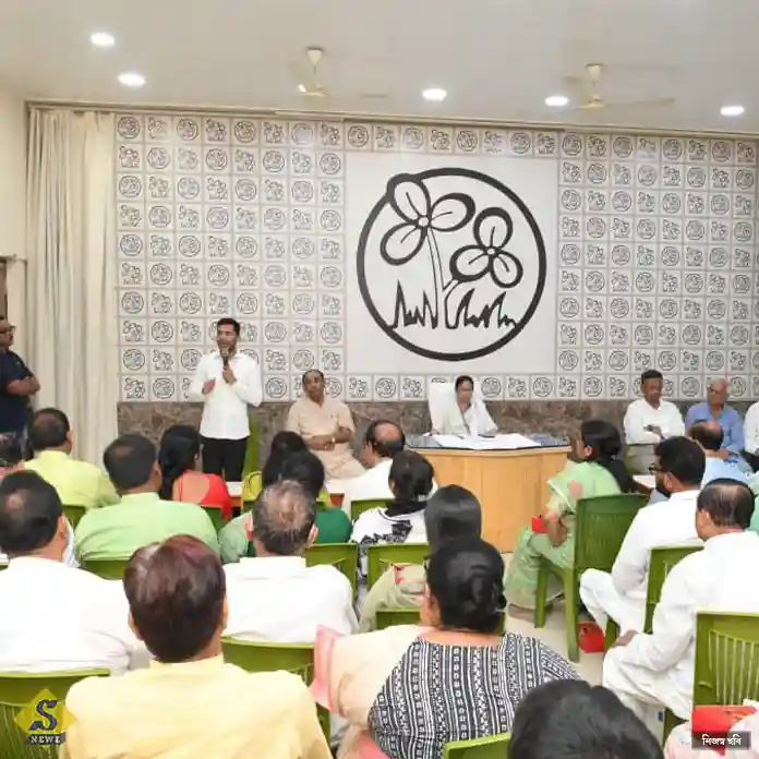 Mamata's-Rabindra-Sangeet-instead-of-Abhishek's-DJ