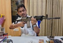 চেম্বারে বসে আগ্নেয়াস্ত্র হাতে ছবি পোস্ট, সাসপেন্ড ওসি