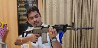 চেম্বারে বসে আগ্নেয়াস্ত্র হাতে ছবি পোস্ট, সাসপেন্ড ওসি