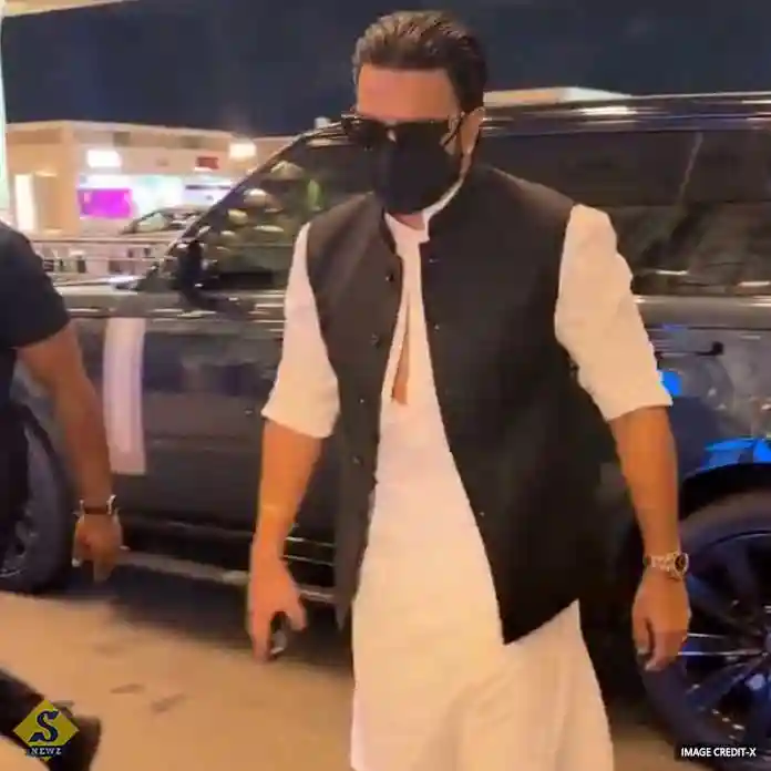 Ranbir-spotted-at-the-airport-with-his-face-covered-by-a-mask