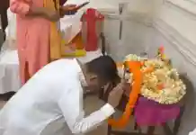 সিঁড়িতে মাথা ছুঁইয়ে প্রণাম শুভেন্দুর, দিলেন পুজোও