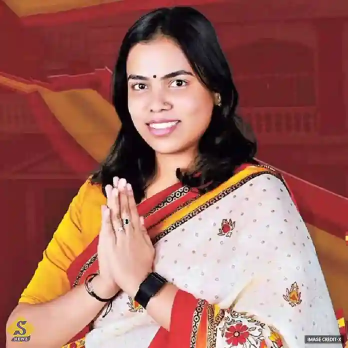 বিজয়ের মন্ত্রিসভার কনিষ্ঠতম সদস্য দক্ষ ৫ ভাষাতে