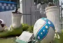 যুবভারতীর সামনে ভাঙা হল মমতার ভাবনায় তৈরি মূর্তি