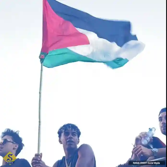 Yamal-celebrates-by-flying-the-Palestinian-flag