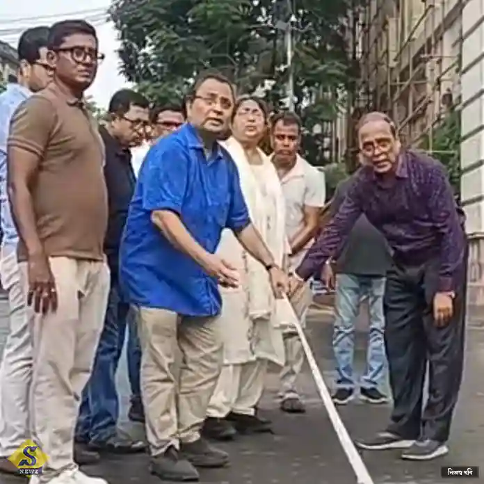 একুশের উদযাপন নিয়ে দড়ি টানাটানির মধ্যে ধর্মতলায় কুণাল-দোলা