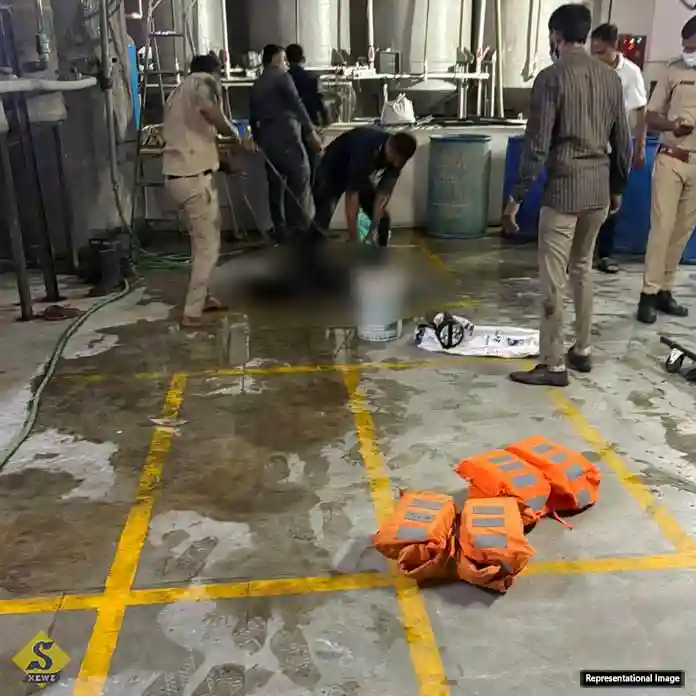 সেপটিক ট্যাঙ্ক পরিষ্কারে নেমে মৃত ৪ শ্রমিক