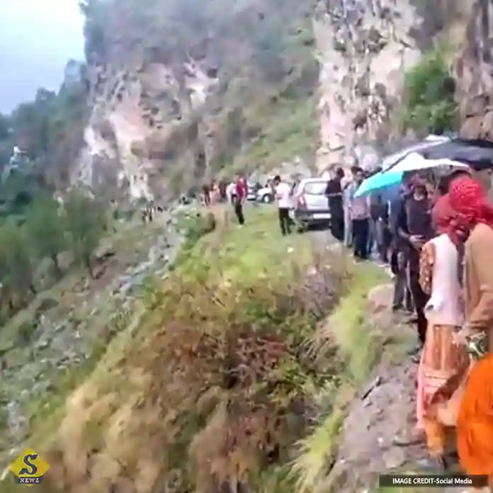 হিমাচল প্রদেশে খাদে গাড়ি, মৃত ৬ 