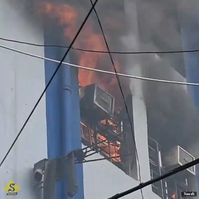 আলিপুরে জেলা পরিষদের দফতরে বিধ্বংসী আগুন