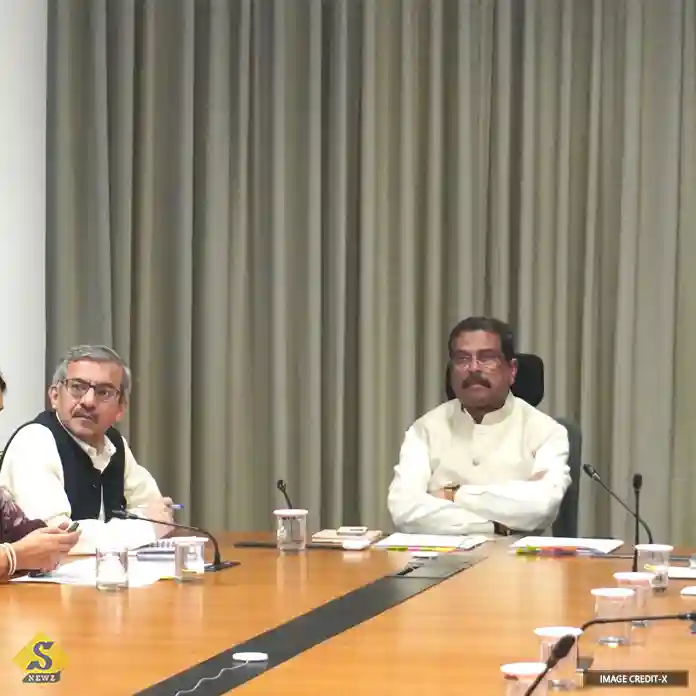 Dharmendra-Pradhan-at-NEET-preparation-meeting