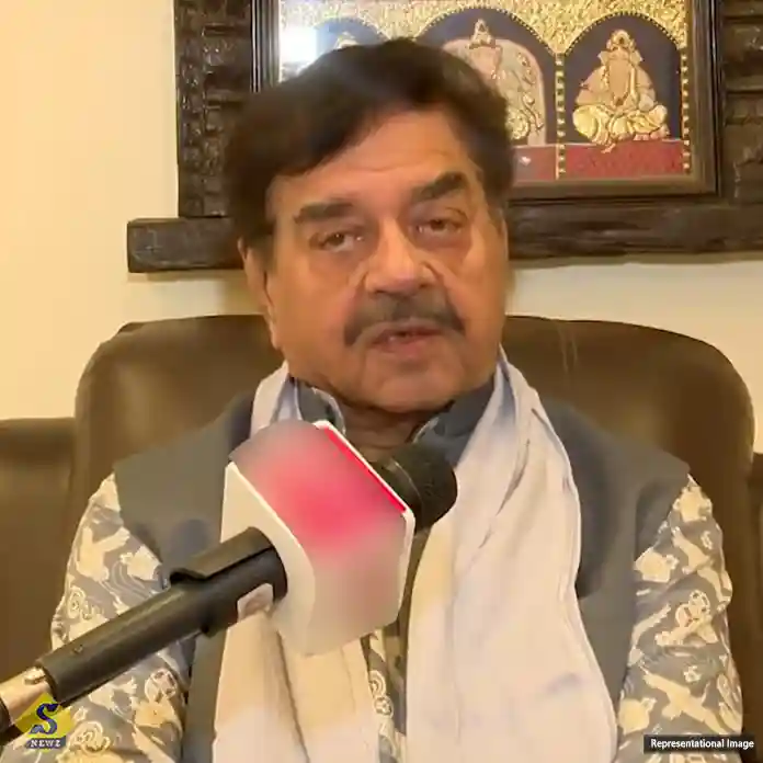 ‘দিদিকে ছেড়ে যাব না’, মমতার পাশে শত্রুঘ্ন সিনহা