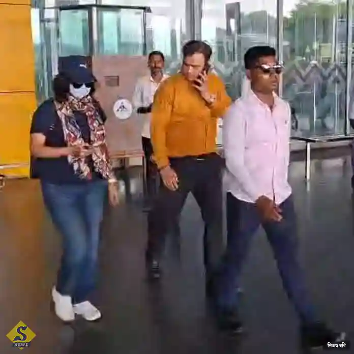 মুখ ঢেকে কলকাতায় ফিরলেন সায়নী
