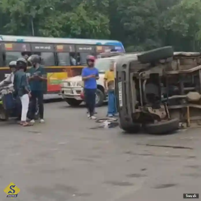 পুলকার-গাড়ির মুখোমুখি সংঘর্ষ, আহত ৩ শিশু 