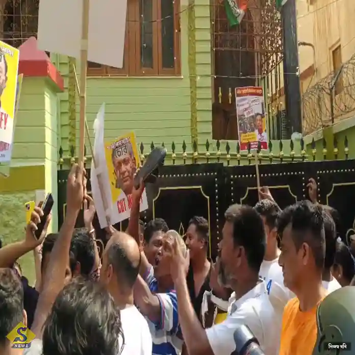 সন্দীপনের বাড়িতে বিক্ষোভ, সরব বিজেপি