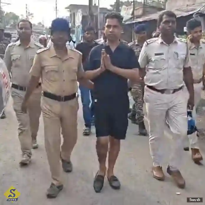 হাফপ্যান্টে ‘পুষ্পা’কে নিয়ে ফের পুননির্মাণ, পাণ্ডবেশ্বরে ডিমবৃষ্টি
