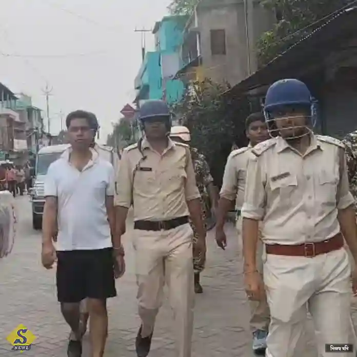 ফলতায় হাফপ্যান্টে পুষ্পা