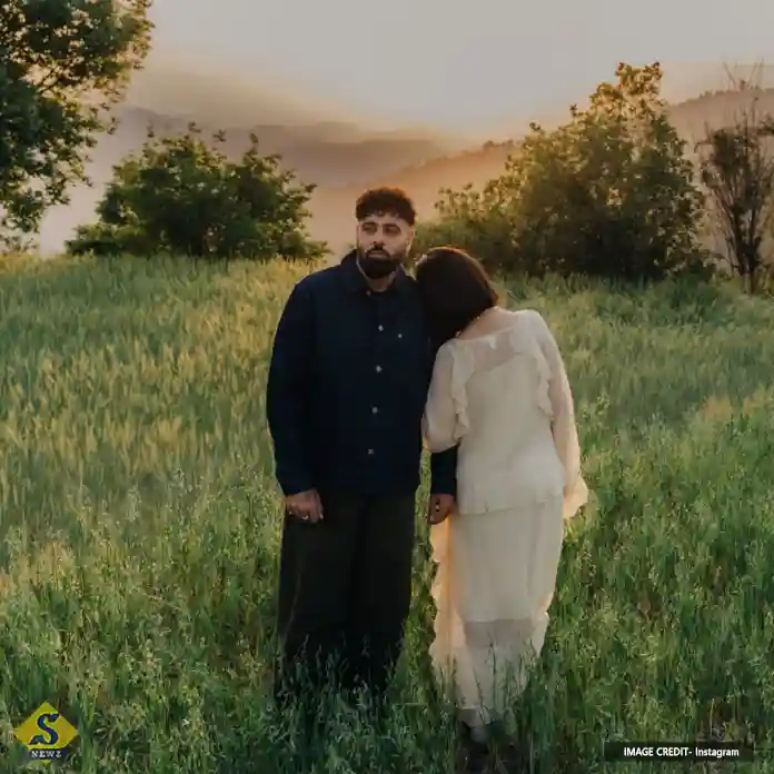 The-actress's-head-rests-on-the-shoulders-of-the-king