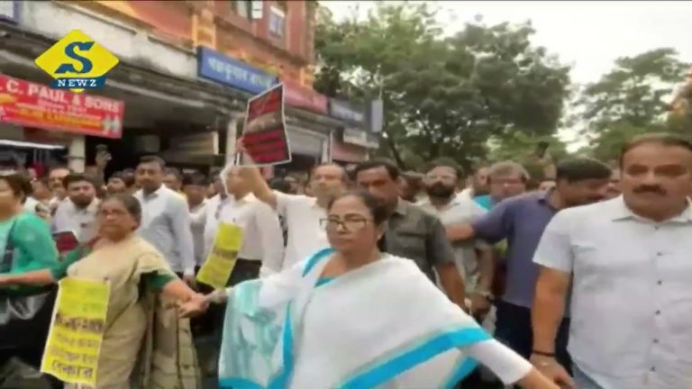 হকার উচ্ছেদের প্রতিবাদে রাস্তায় মমতা