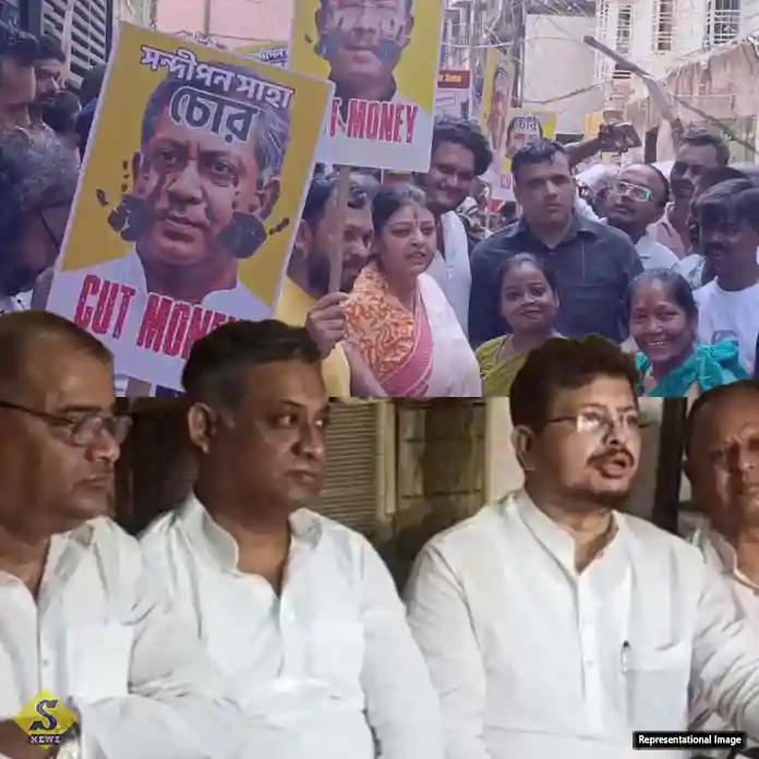 সন্দীপনের বাড়িতে প্রিয়াঙ্কার বিক্ষোভ, শাস্তির দাবি ঋতব্রত-র