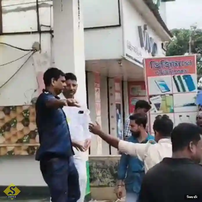 নানুরে কাজল শেখ-কে ‘ডিম্বাস্ত্র’ 