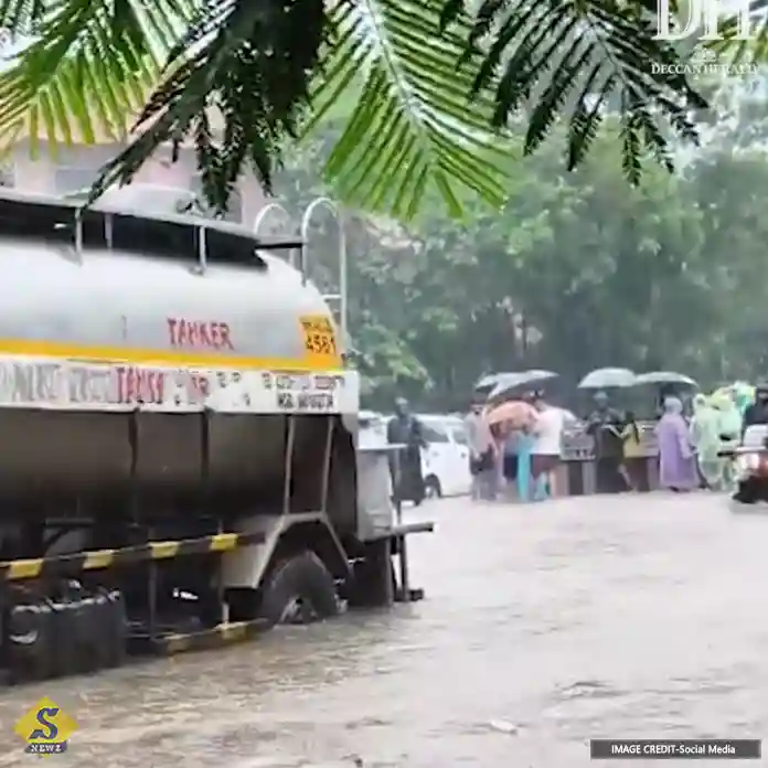 বৃষ্টিতে ভাসছে মুম্বই! ব্যাহত ট্রেন-বিমান পরিষেবা