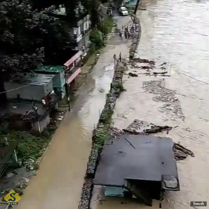 ফুঁসছে তিস্তা, বন্ধ দার্জিলিং-কালিম্পং রাস্তা, ধসও